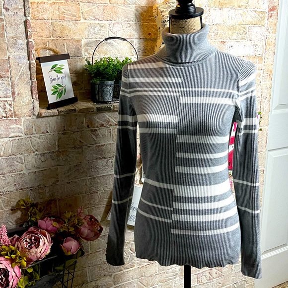 White House Black Market Sweaters - WHBM sweater ❤️